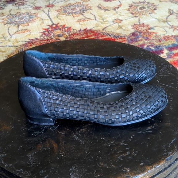 Stuart Weitzman Shoes - Stuart Weitzman Black Leather Woven Flats size 8